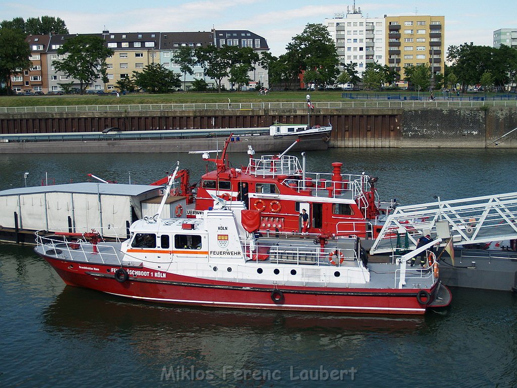 Einsatz Loeschboot Rettungsboot PRhein Koeln Rodenkirchen P44.JPG